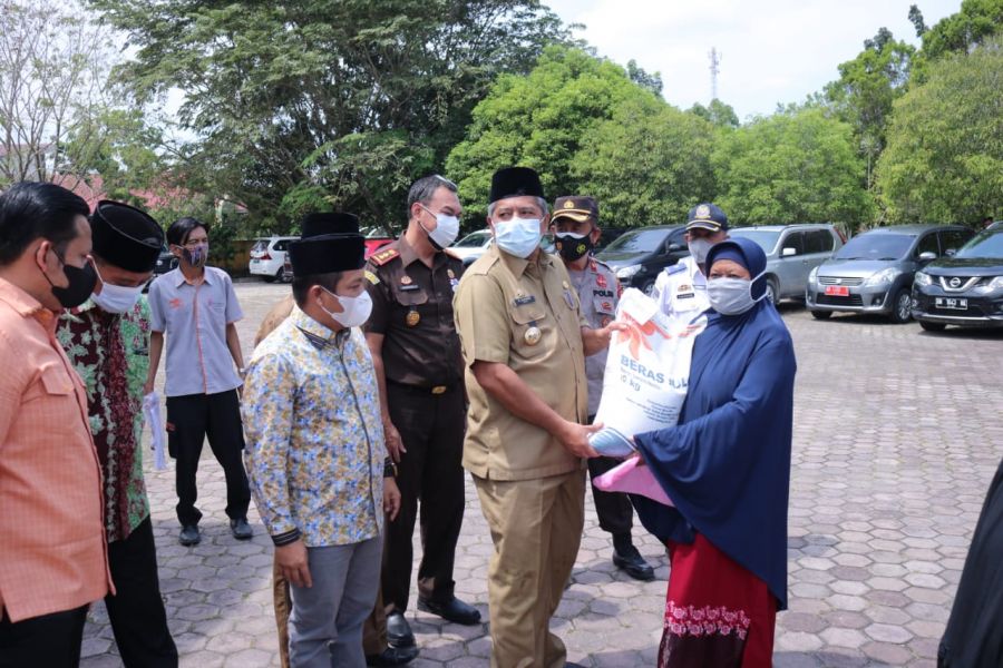 Bupati Alfedri Luncurkan Bantuan Beras PPKM 2021