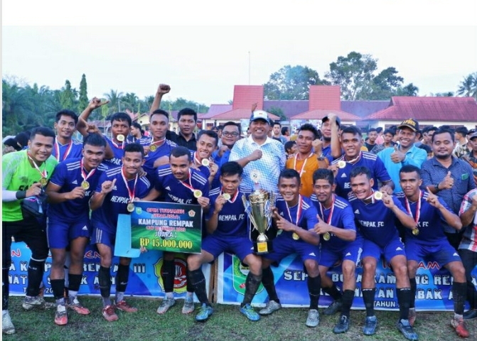 Bupati Alfedri Tutup Open Turnamen Sepakbola Kampung Rempak III tahun 2023