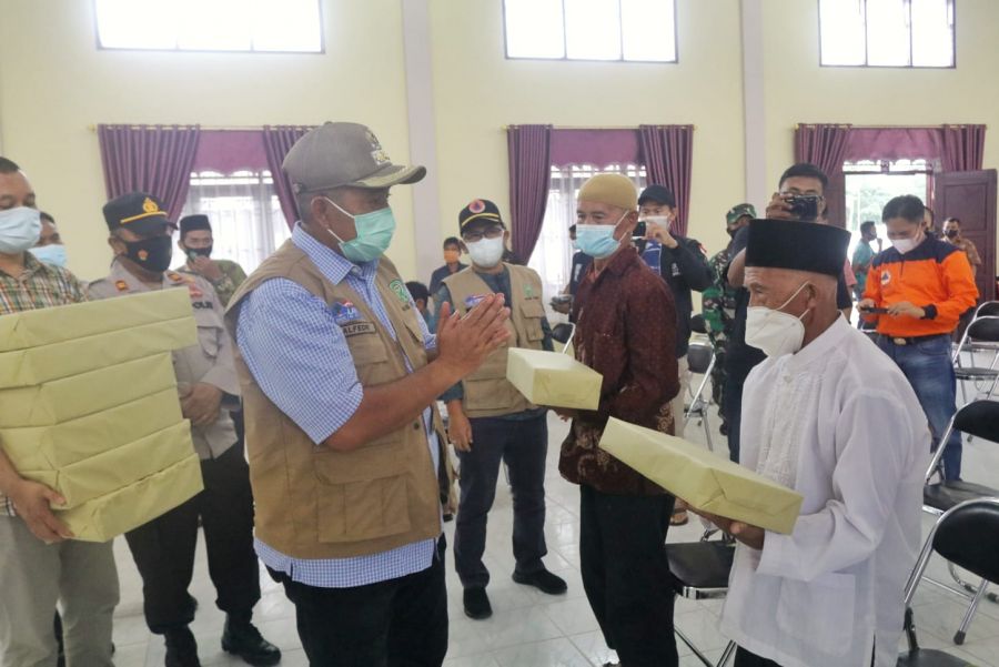 Bupati Siak Alfedri Bagikan  Masker ke Sejumlah Tempat Ibadah dan Pasar
