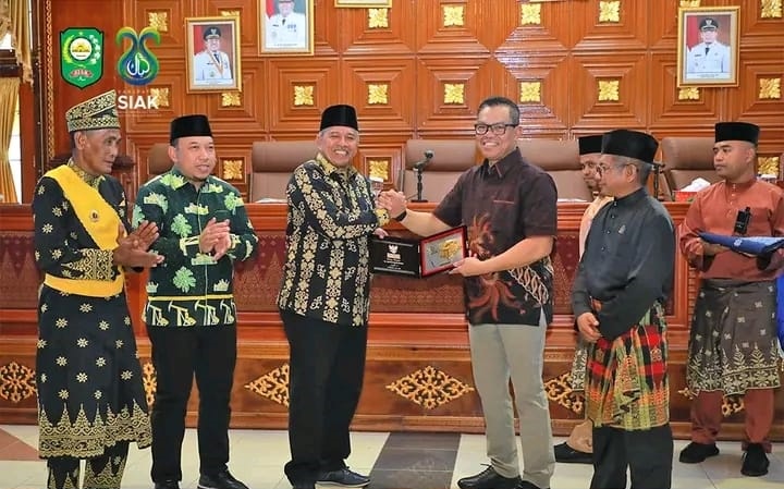 Bupati Siak Alfedri dan Pj Bupati Batubara Nizhamul Tanda Tangani MoU Kebudayaan Melayu