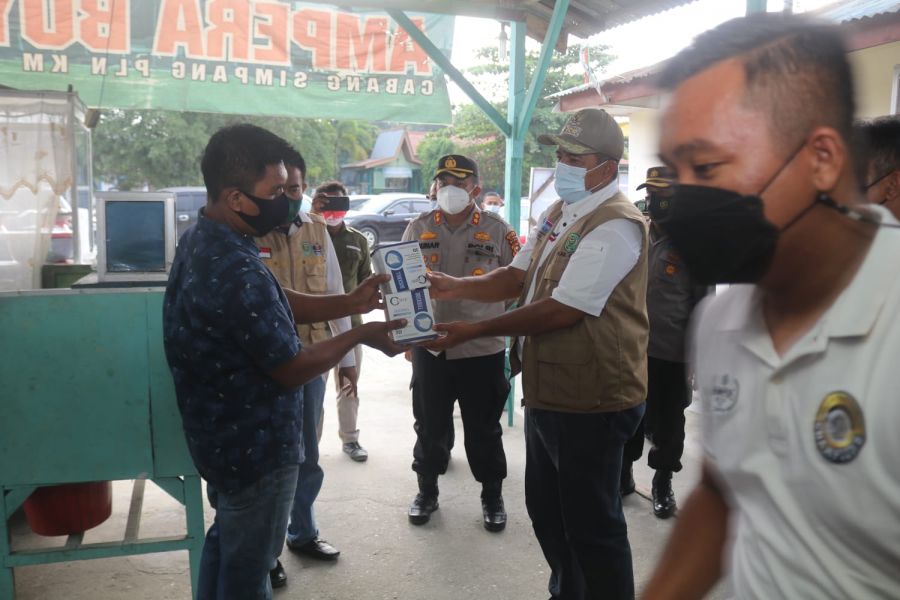 Bupati Siak Alfedri Sosialisasi PPKM Level 4 Sekaligus Pembagian Masker