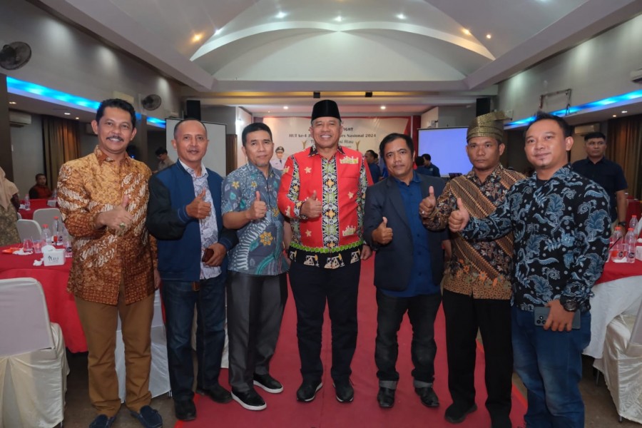 Bupati Siak Alfedri Terima Penghargaan Kepala Daerah Aspiratif 2024 dari JMSI Riau