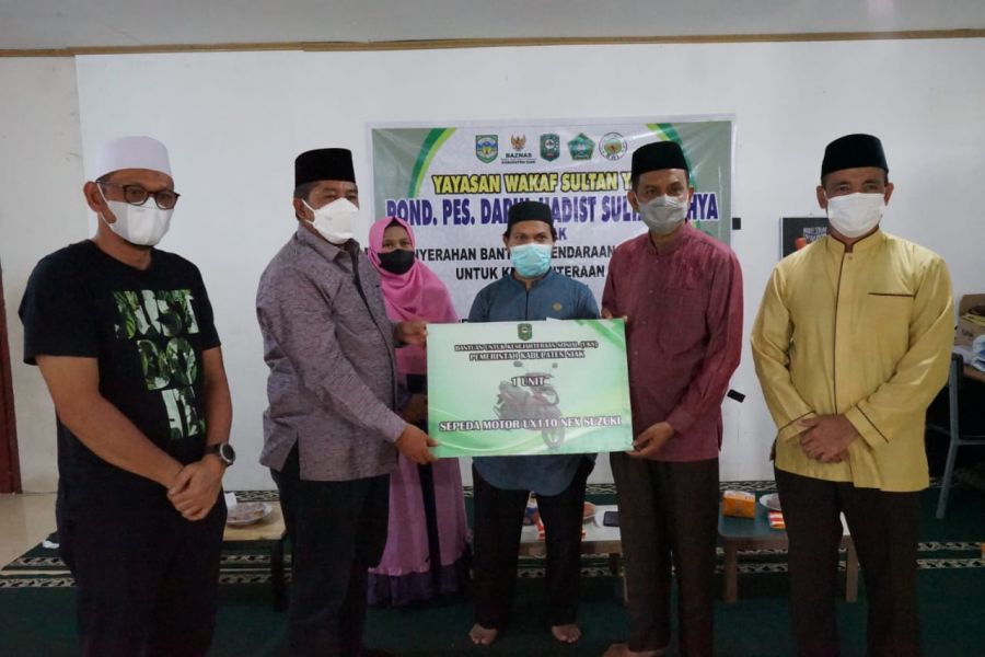 Bupati Siak Serahkan Sepeda Motor ke Pompes Darul Hadits Sultan Yahya