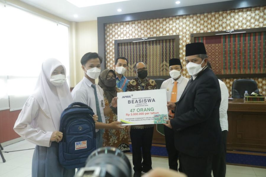 Bupati Siak Terima Beasiswa Pelajar dari PT RAPP