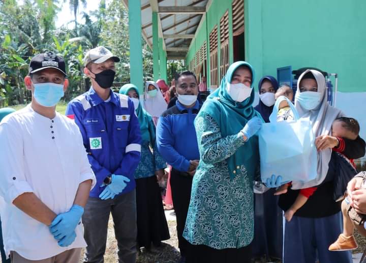 Cegah Stunting, PKK Siak dan BOB Serahkan Bantuan PMT ke Sat