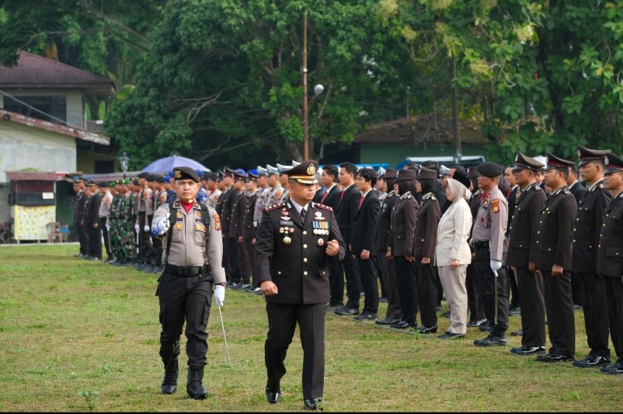 Didepan Istana Siak,AKBP Asep Sujarwadi Pimpin Upacara Peringatan Hari Bhayangkara ke 78