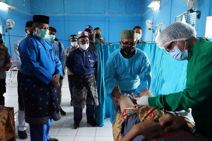 Hadir di Acara Bakti Sosial, Bupati Alfedri Serahkan Sejumlah Bantuan