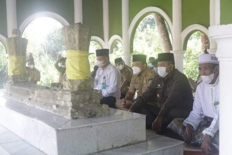 Hari Pertama Kerja Bupati dan Wabup Ziarah Makam Sultan Siak