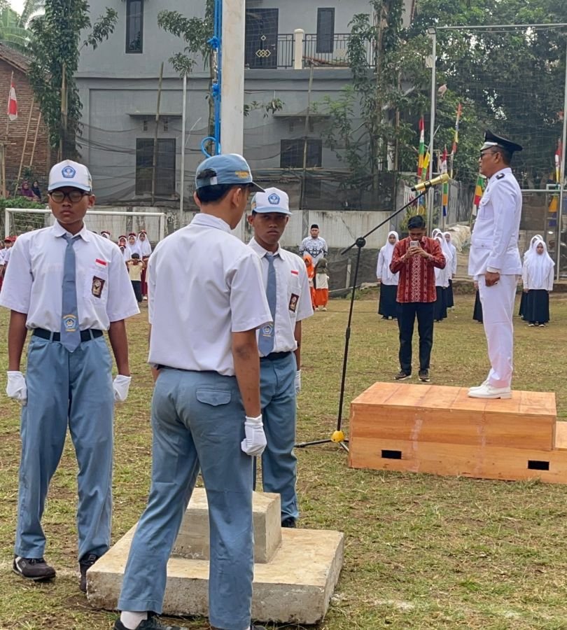 Kades Linggapura Jadi Inspektur Upacara HUT RI ke-81 di Yayasan Al-Manshurin