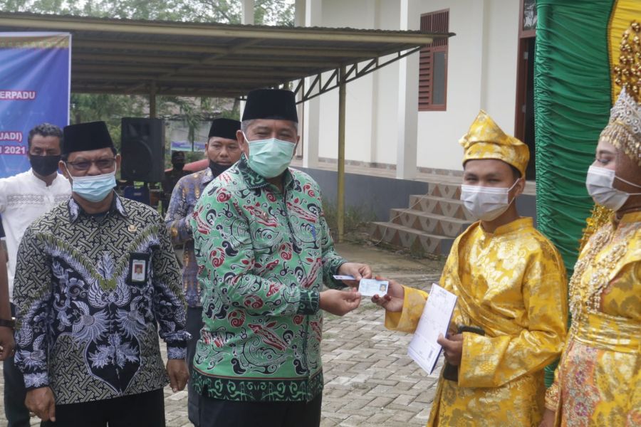 Launching Pekil Sidang Itsbat Nikah, Bupati Siak Serahkan 17 Buku Nikah