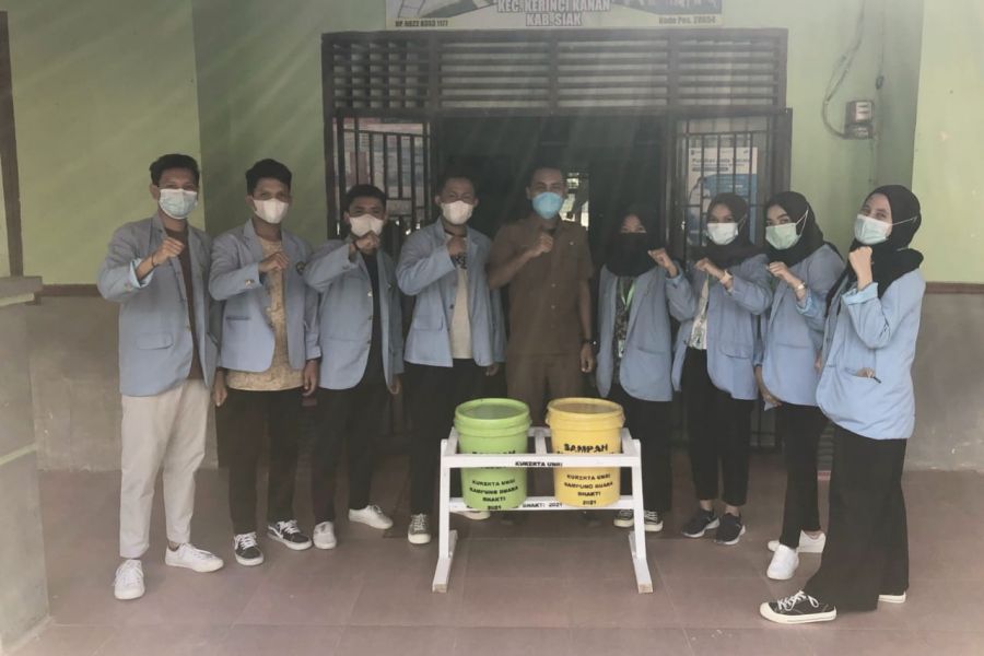 Mahasiswa Unri Serahkan Tong Sampah Organik Kepada Pemerintah Kampung
