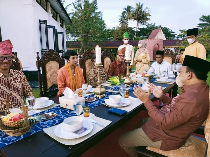 Mengambil Lokasi di Istana Peraduan, Wabup Husni Gelar Jamuan Makan Tamu Ala Sultan