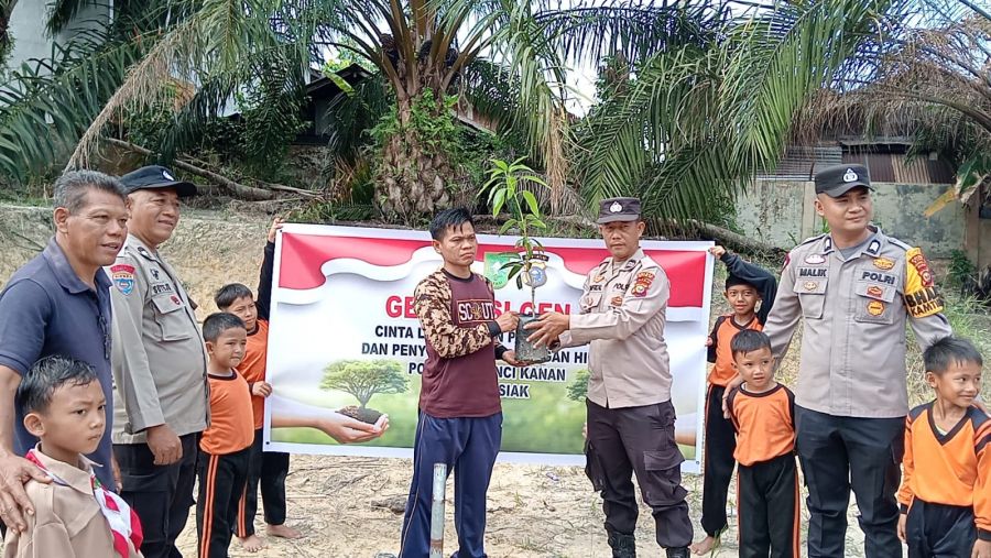 Polsek Kerinci Kanan Beri Bantuan Pohon untuk SD Negeri 09 Buatan Baru