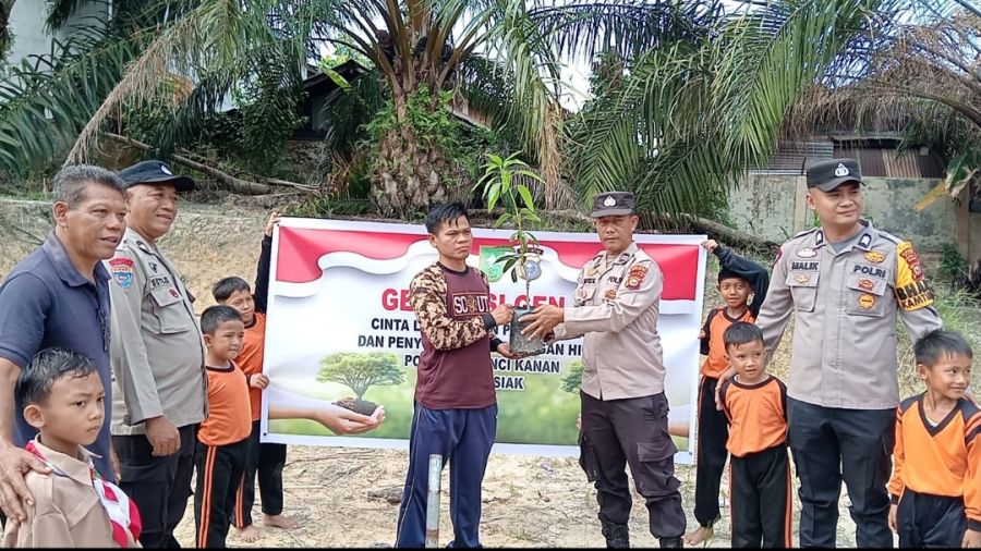 Polsek Kerinci Kanan Beri Bantuan Pohon untuk SD Negeri 09 Buatan Baru