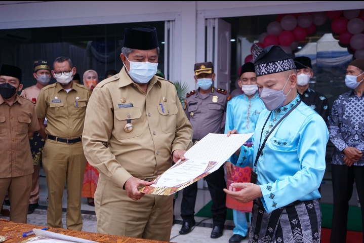 Resmikan BPR Syariah, Bupati Alfedri Langsung Buka Tabungan Pribadi
