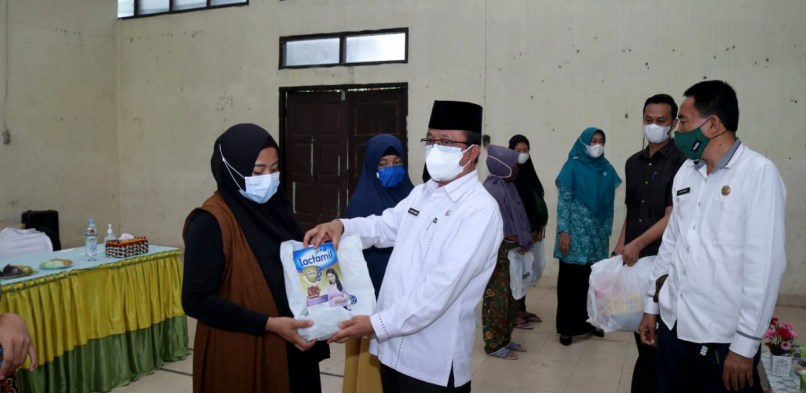 Sekda Arfan Usman Salurkan Bantuan Paket PMT Untuk Balita dan Ibu Hamil di Kandis