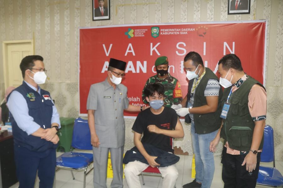 Sekdakab Siak Tinjau Serbuan Vaksinasi TNI-Polri di RSUD Tengku Rafian Siak