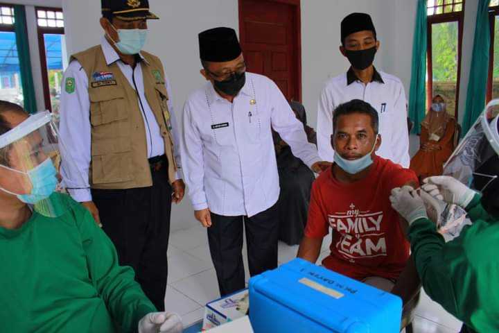 Sekdakab Siak Tinjau Vaksinasi Massal di Dayun