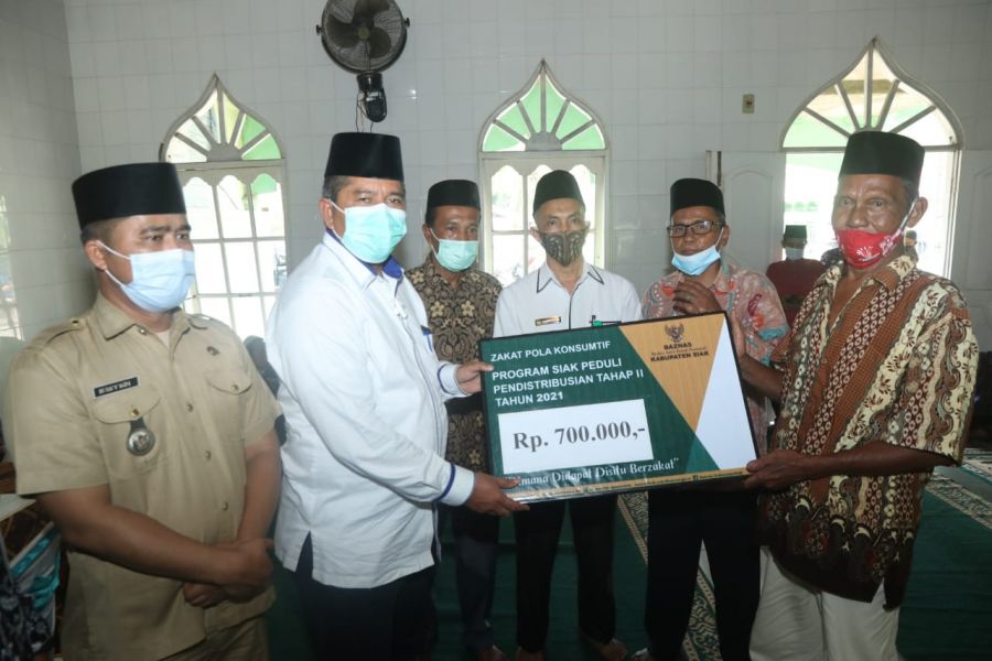 Serahkan Zakat Kepada Mustahik, Bupati Siak Imbau Masyarakat Tingkatkan Zakat dan Infak