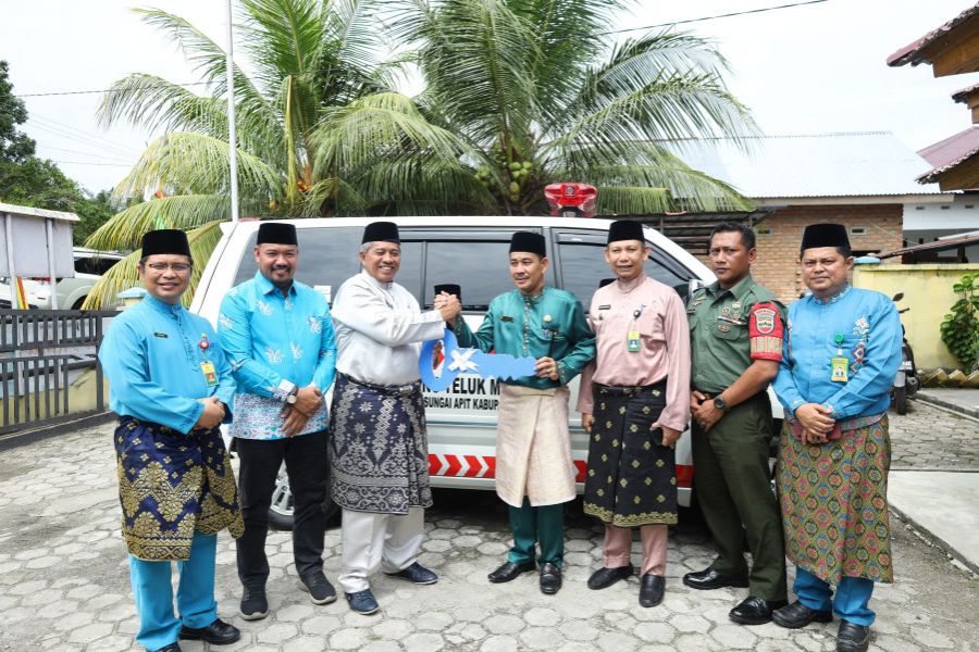 Tingkatkan Pelayanan Kesehatan, Pemkab Siak Serahkan Ambulance untuk Warga Kampung Teluk Mesjid