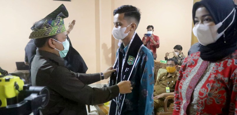 Wabup Husni Pasangkan Selempang Tanda Dimulainya Pembekalan Finalis Bujang dan Dara 2021