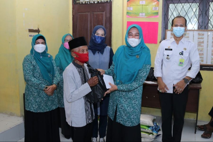 Wujud Kepedulian Sesama, Ketua TP PKK Siak Serahkan Sembako Kepada Dhuafa