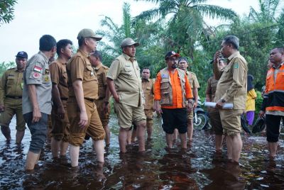 Bupati Alfedri Tinjau Banjir di Kampung Mengkapan Sungai Apit 