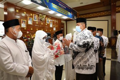 Bupati Siak Lepas 36 Jema'ah Calon Haji Dari Keluarga Besar PGRI Siak