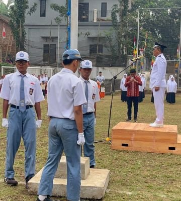 kades-linggapura-jadi-inspektur-upacara-hut-ri-ke-81-di-yayasan-al-manshurin