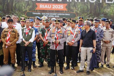 kapolri-pimpin-pembukaan-jambore-karhutla-riau-2025-pemuda-ujung-tombak-penjaga-kelestarian-lingkun